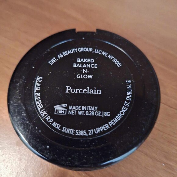 Laura Geller Illuminating Foundation, Baked Balance n Glow in Porcelain - Picture 5 of 6